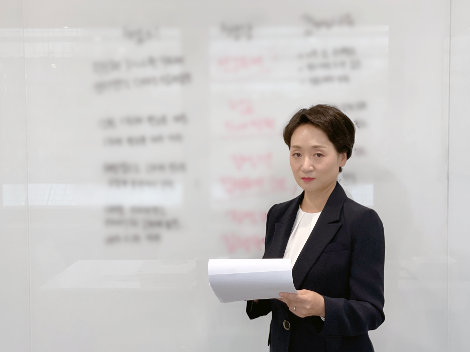 화이트보드 앞에 서 있는 이선녀 변호사